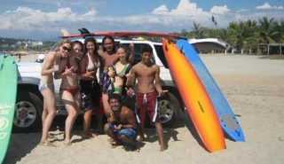 Aventura de surf en grupo